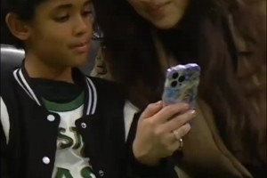 风情万种😍 霍福德老婆跟孩子交流，美人哦！