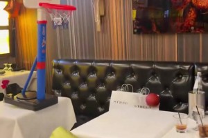 库里饭后节目！餐厅隐藏活动：投篮消食🤣🏀