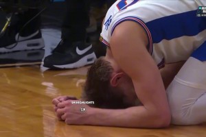 伤心欲绝！卫冕冠军佛罗里达爆冷出局！托马斯·霍抱头跪地很沮丧