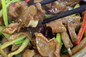 这烧鹅看着真香啊😍朱芳雨晒美食日常：体验东莞烟火气~