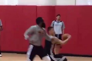 帅！林书豪此前与哈登单挑，一个假动作晃开哈登翻身跳投命中